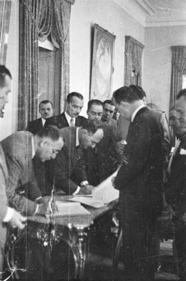 Clemente Mariani e Edmundo Macedo Soares assinando o convênio entre o governo do estado do Rio de...