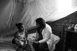 Miriela León Sierra realizando atendimento domiciliar de mãe adolescente em Mulungu