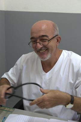 Dmytro Petruk realizando atendimento em unidade de saúde