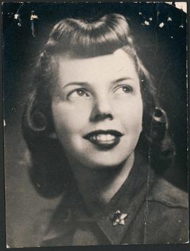Retrato de Virginia Portocarrero com insígnia estrela na lapela