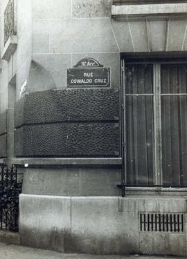 Rua Oswaldo Cruz em Paris, destacando-se a placa com seu nome