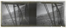 Vista de ponte da ferrovia Transandina na Cordilheira dos Andes