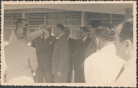 Clemente Mariani e outros em visita ao sanatório anexo do Hospital São Sebastião durante sua inau...