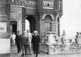 Getúlio Vargas, Gustavo Capanema, Cardoso Fontes e Arthur Neiva (atrás) no terraço do Pavilhão Mo...