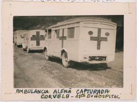 Fotografia de ambulância alemã capturada, em Corvella, na Itália, durante a Segunda Guerra Mundial