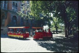 Transporte turístico em frente ao Pavilhão Mourisco