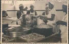 Trabalhadores servindo comida na cozinha do sanatório Getúlio Vargas