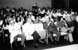 Plateia de conferência não identificada. Primeira fila, Gobert Araújo Costa (1), José Guilherme L...