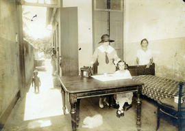 Enfermeiras visitadoras sanitárias em inspeção a pacientes. [Rio de Janeiro, RJ?]