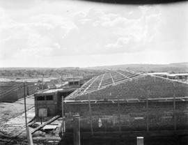 Construção do telhado nas obras do Sanatório Aimorés