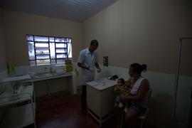 Enfermeiro realizando atendimento em posto de saúde em Pedra Preta