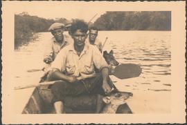 Octávio Mangabeira em barco retornando da caçada