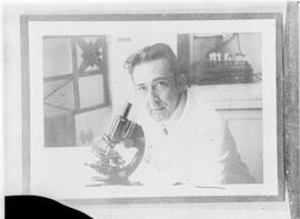 Antônio Eugênio Arêa-Leão ao microscópio