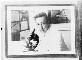 Antônio Eugênio de Arêa-Leão ao microscópio