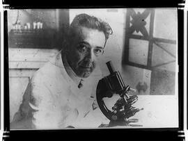 Antônio Eugênio de Arêa-Leão ao microscópio