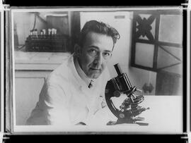 Antônio Eugênio de Arêa-Leão ao microscópio