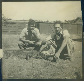 Salobra, Mato Grosso. Da esquerda para direita: Alexandre e Pavan segurando um jacaré.