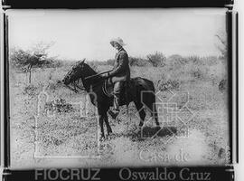 Vaqueiro montado em cavalo