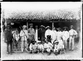 José Gomes de Faria (o terceiro da esquerda para a direita), membros da expedição e habitantes da...