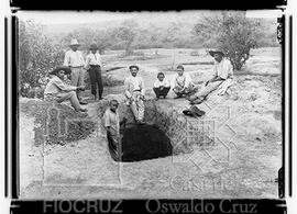 Abertura de cacimba d'água para uso do acampamento