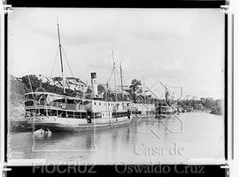 Vapores esperando água: Porto de Xapuri, Rio Acre
