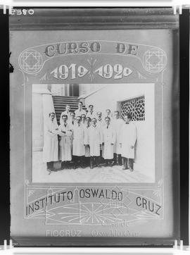 Curso de Aplicação do Instituto Oswaldo Cruz. Da esquerda para a direita, Carlos Chagas (diretor ...