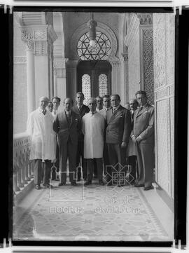 Visitantes e pesquisadores do IOC. Entre eles estão Carlos Chagas, diretor do IOC, Henrique Aragã...