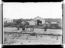 Crianças diante do antigo Hospital de Lassance
