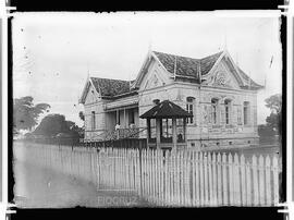 Raul Avelar e Emmanuel Dias em frente ao Hospital Regional de Lassance