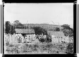 Emmanuel Dias, segundo da direita para esquerda, montado em um cavalo. Lassance, MG