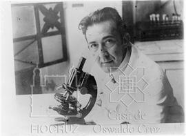 Antônio Eugênio Arêa-Leão ao microscópio no IOC