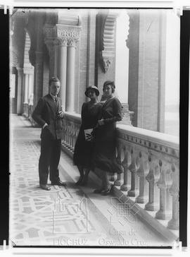 Evandro Chagas e duas visitantes em uma das varandas do Pavilão Mourisco