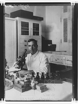 Angelo Moreira da Costa Lima em seu laboratório no Pavilhão Mourisco