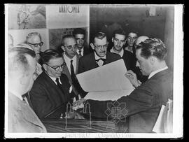 Médicos do Instituto Oswaldo Cruz em exposição não identificada