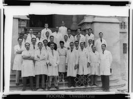 José Gomes de Faria, Hugo de Souza, entre outros médicos do Instituto Oswaldo Cruz com alunos do ...