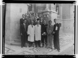 Cardoso Fontes e Leocádio Chaves entre visitantes no Instituto Oswaldo Cruz