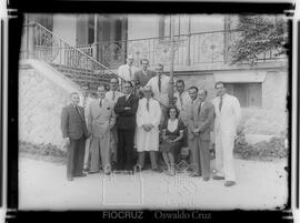 Júlio Muniz e visitantes no Instituto Oswaldo Cruz