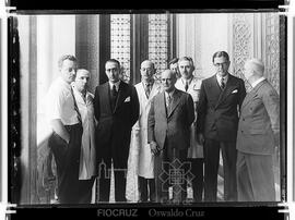 Médicos do Instituto Oswaldo Cruz e visitantes