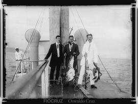 Alcides Godoy, Lauro Travassos[?], Gomes de Faria em um navio com animais de caça
