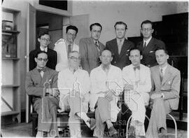 Raul de Almeida Magalhães com grupo não identificado [no Pavilhão Vacinogênico?]