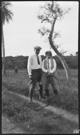 Dois homens ao lado de uma estradinha de terra - Paraguai