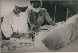 Assistência de enfermagem durante cirurgia, enfermeira Bertha Moraes