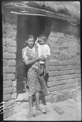Raimundo Nonato nos braços de sua mãe na porta de sua residência em Ibiapina