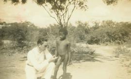 Celso Arcoverde examinando criança com peste ganglionar