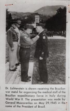 Dr. Lichtenstein recebendo medalha brasileira por sua atuação junto ao corpo médico da Força Expe...
