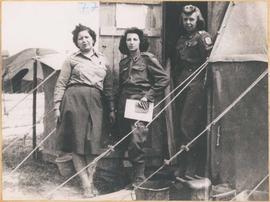 Enfermeiras Ondina, Silvinha (Sylvia) e Virgínia em sua barraca