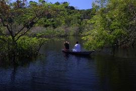 Médico Abel Del Toro Pereza em embarcação no Rio Negro