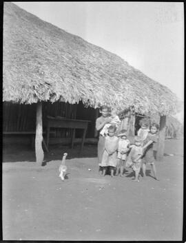 Família na frente da casa de José Rodrigues da Silva, na Fazenda São Francisco - Uberaba (MG)