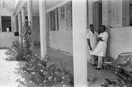 Pessoas na varanda do Sanatório Getúlio Vargas