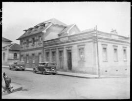 Automóveis em frente à Hotel Paulista - Jacarezinho (PR)